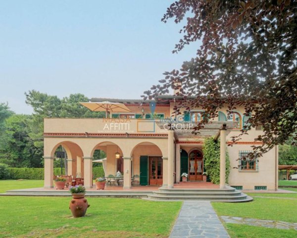 casa indipendente in vendita a Massa in zona Marina dei Ronchi