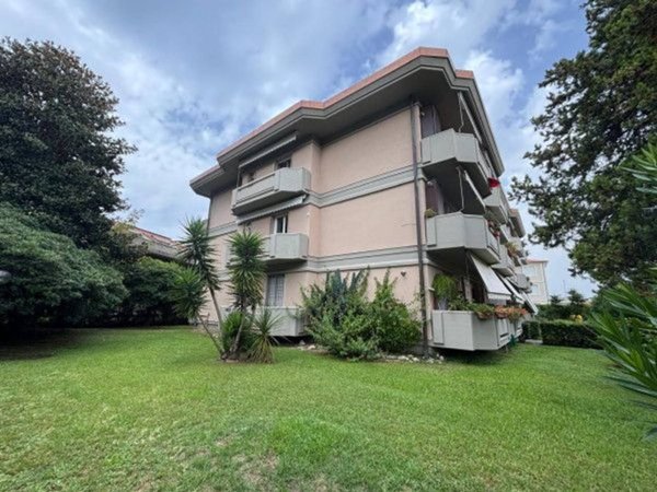 appartamento in vendita a Massa in zona Marina di Massa