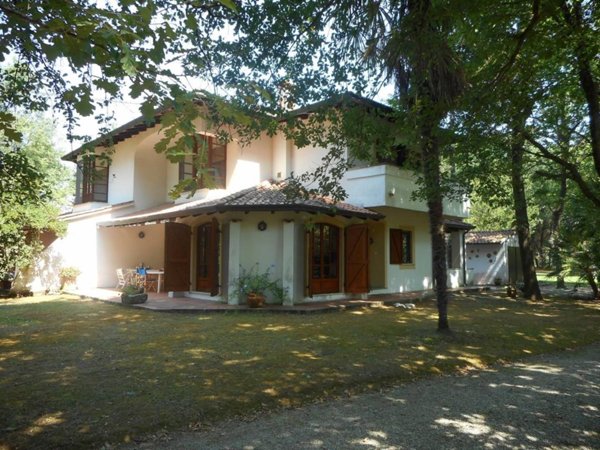 casa indipendente in vendita a Massa in zona Marina dei Ronchi