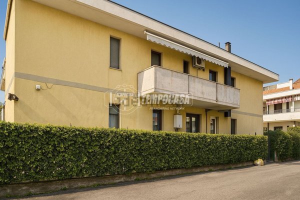 appartamento in vendita a Massa in zona Marina di Massa