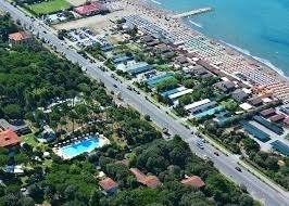 negozio in vendita a Massa in zona Marina di Massa