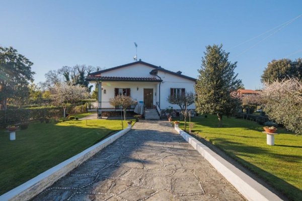 casa indipendente in vendita a Massa in zona Marina dei Ronchi