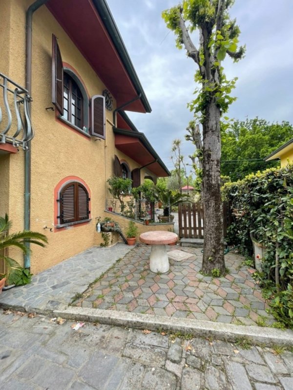 casa indipendente in vendita a Massa in zona Poveromo