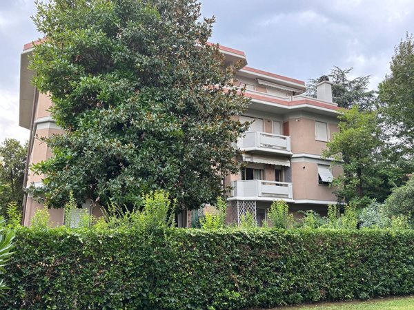 appartamento in vendita a Massa in zona Marina di Massa