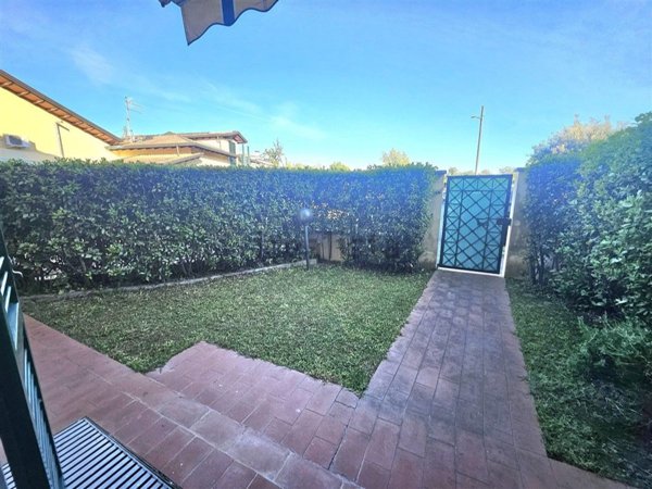 appartamento in vendita a Massa in zona Marina di Massa