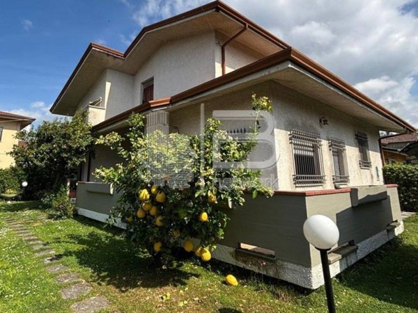 casa indipendente in vendita a Massa in zona Marina dei Ronchi