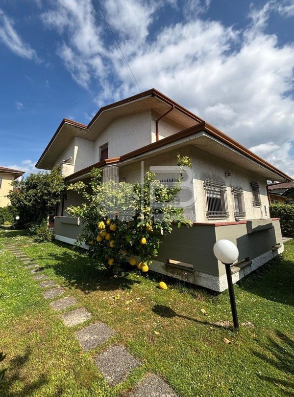 casa indipendente in vendita a Massa in zona Marina dei Ronchi