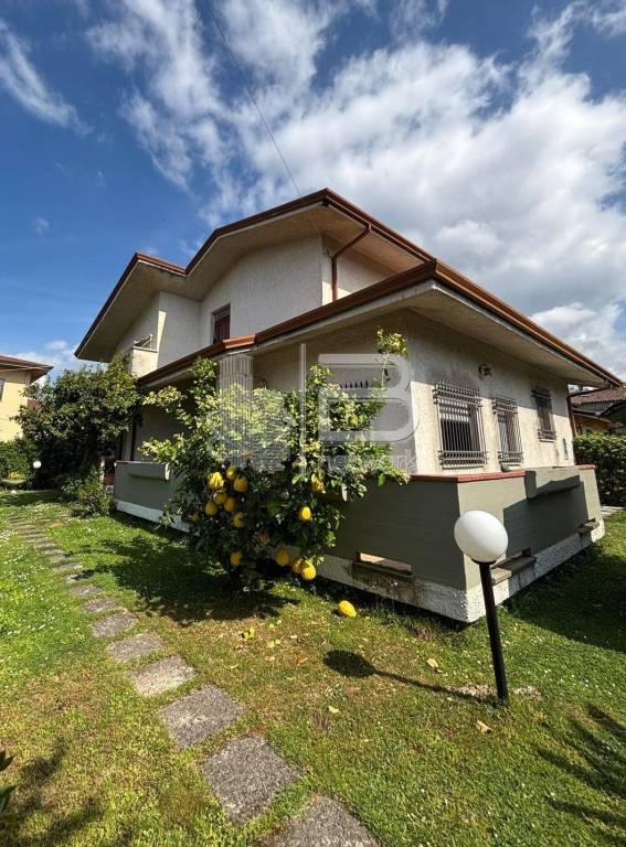 casa indipendente in vendita a Massa in zona Marina di Massa