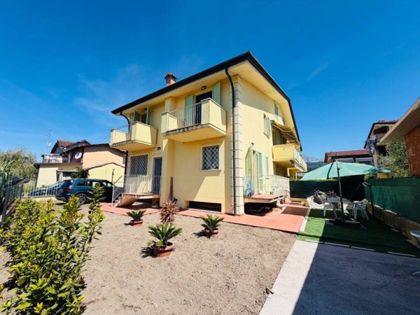 casa indipendente in vendita a Massa