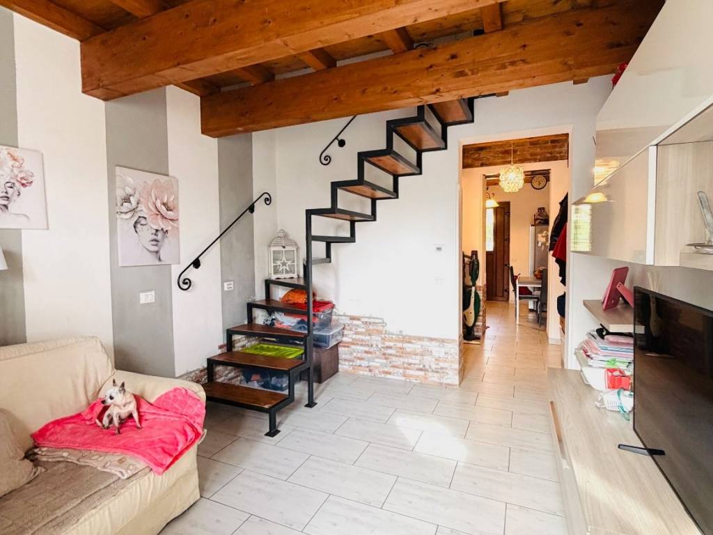 casa indipendente in vendita a Massa in zona Marina di Massa