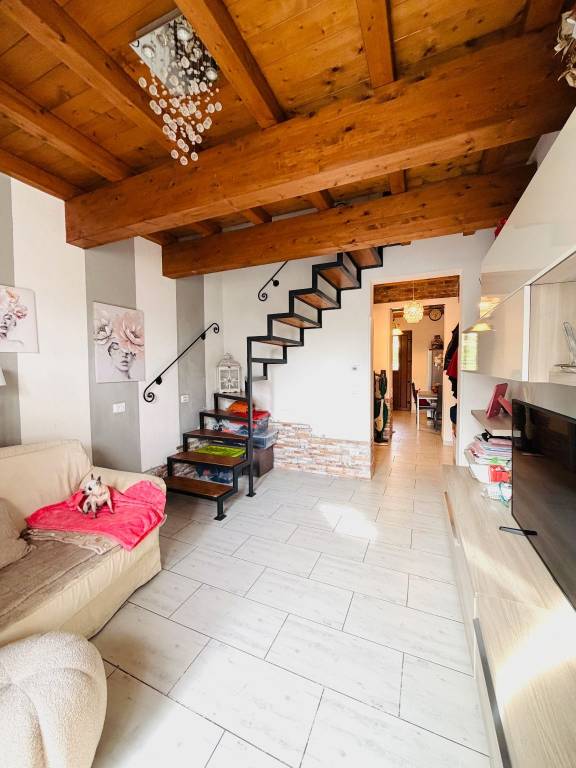 casa indipendente in vendita a Massa