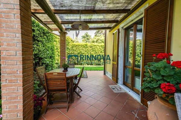 casa indipendente in vendita a Massa in zona Marina dei Ronchi