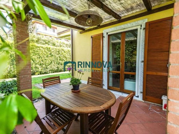 casa indipendente in vendita a Massa in zona Marina dei Ronchi