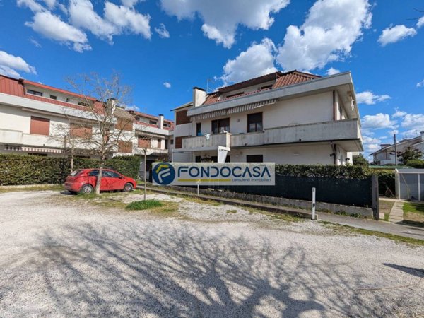 appartamento in vendita a Massa in zona Marina di Massa