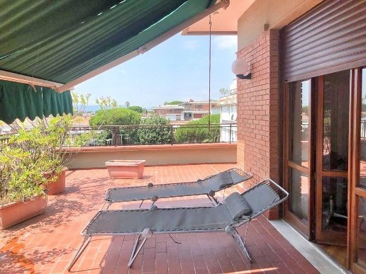 appartamento in vendita a Massa in zona Marina dei Ronchi