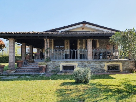 casa indipendente in vendita a Massa in zona Marina dei Ronchi
