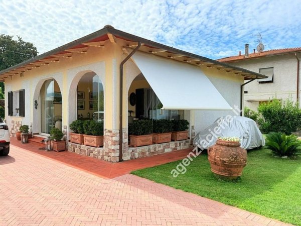 casa indipendente in vendita a Massa in zona Marina di Massa