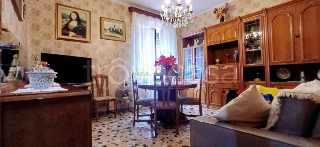 appartamento in vendita a Massa in zona Centro Storico