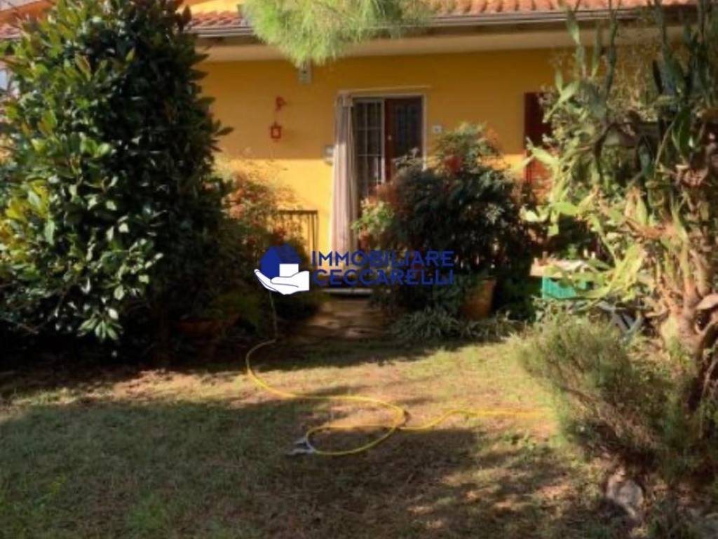 casa indipendente in vendita a Massa in zona Marina di Massa