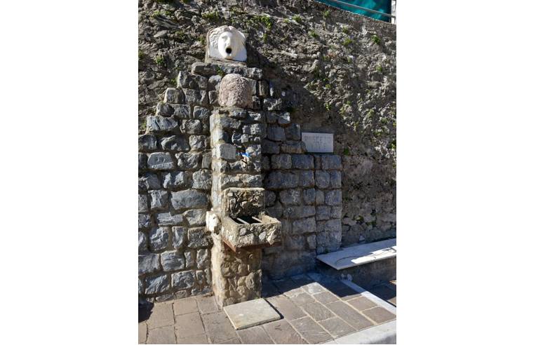 casa indipendente in vendita a Massa in zona Resceto