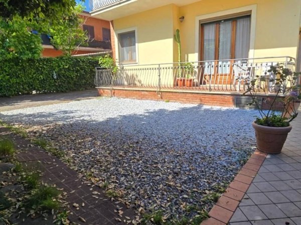 appartamento in vendita a Massa in zona Marina dei Ronchi