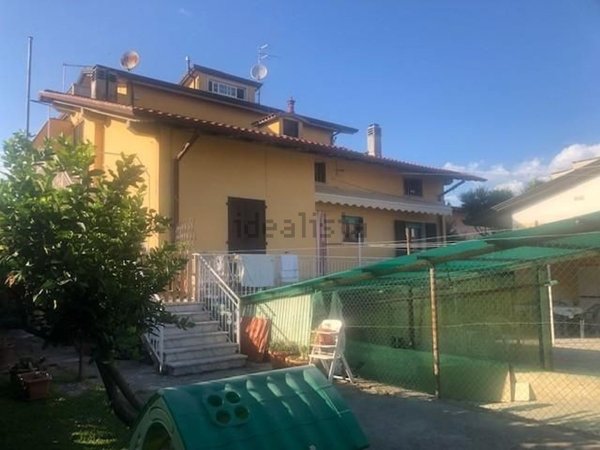casa indipendente in vendita a Massa in zona Marina di Massa