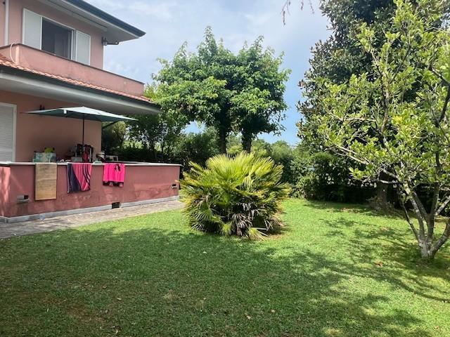 casa indipendente in vendita a Massa in zona Marina di Massa