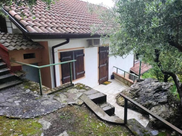 casa indipendente in vendita a Massa in zona Antona