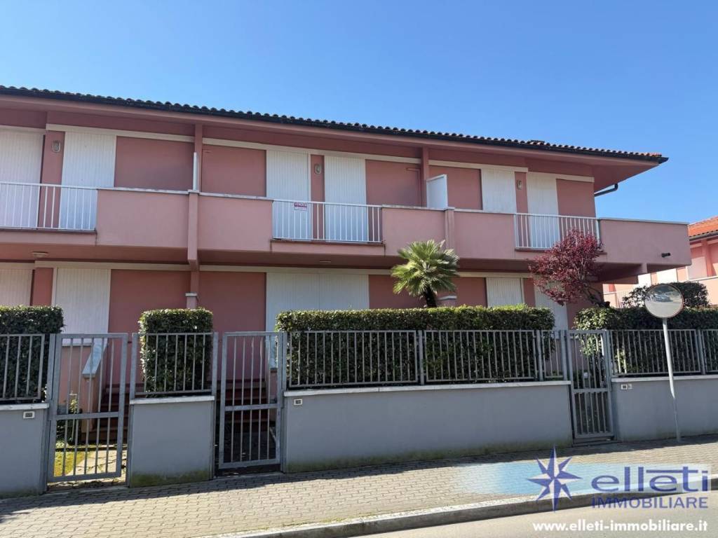casa indipendente in vendita a Massa in zona Marina dei Ronchi