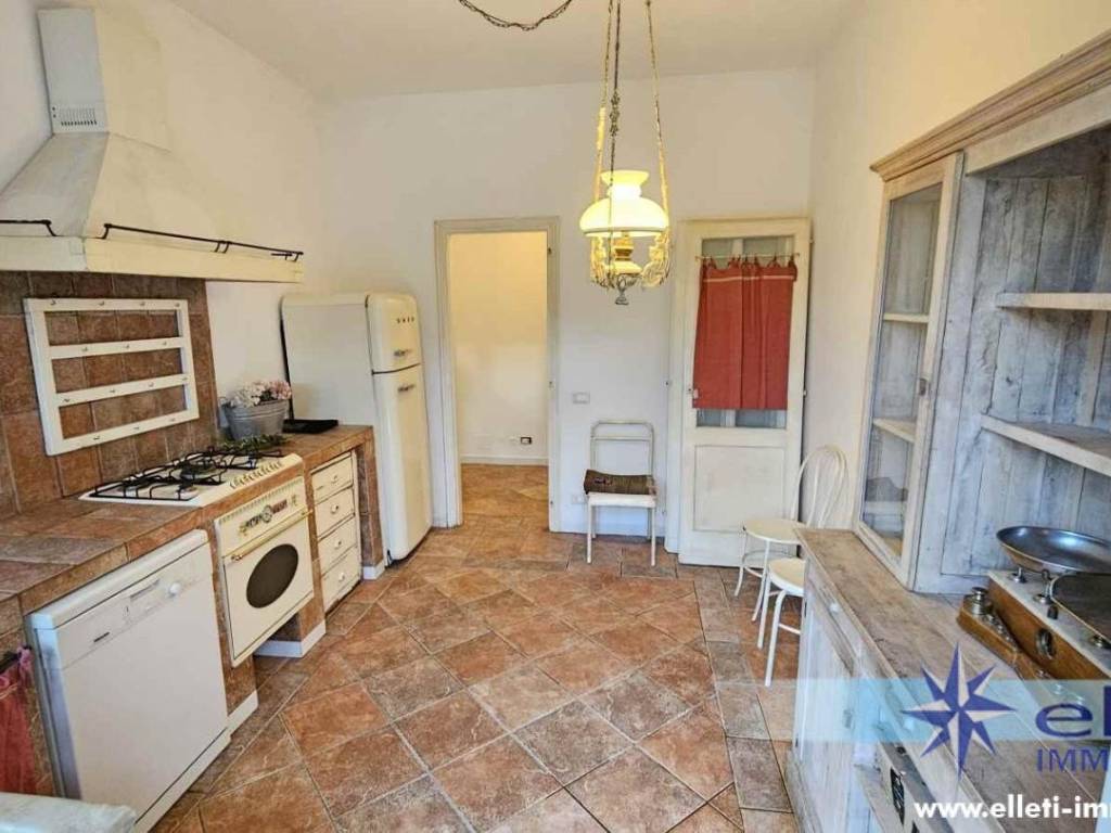 appartamento in vendita a Massa in zona Castagnola