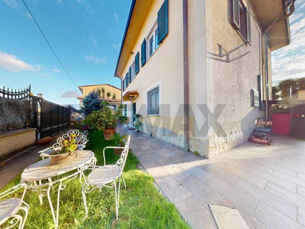 casa indipendente in vendita a Massa in zona Marina di Massa