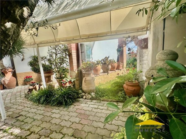 casa indipendente in vendita a Massa in zona Romagnano