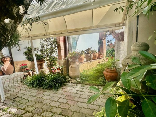casa indipendente in vendita a Massa in zona Romagnano