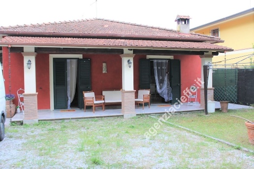 casa indipendente in vendita a Massa in zona Poveromo