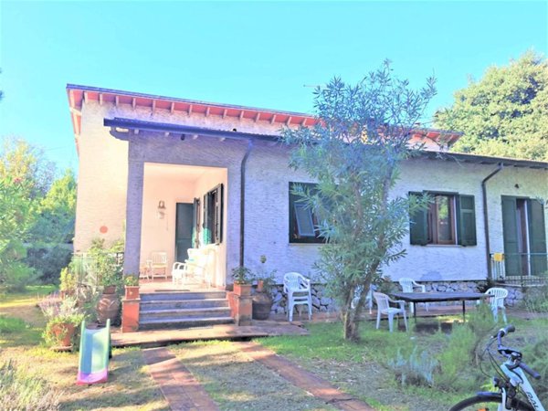 casa indipendente in vendita a Massa in zona Marina di Massa