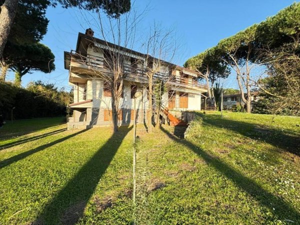 casa indipendente in vendita a Massa in zona Marina dei Ronchi