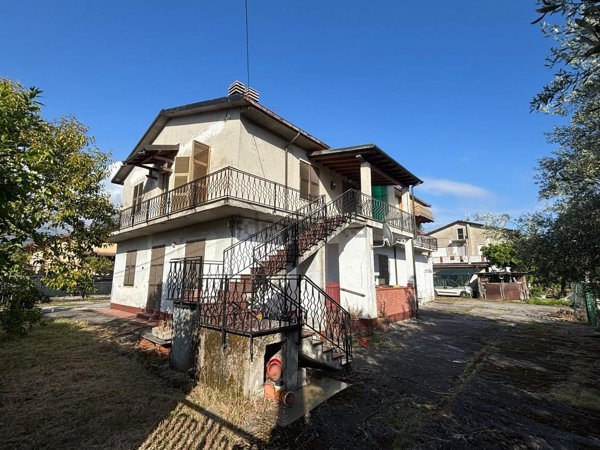 appartamento in vendita a Massa in zona Marina di Massa