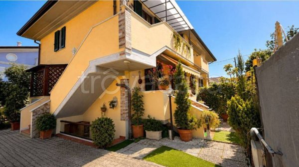 casa indipendente in vendita a Massa in zona Marina di Massa