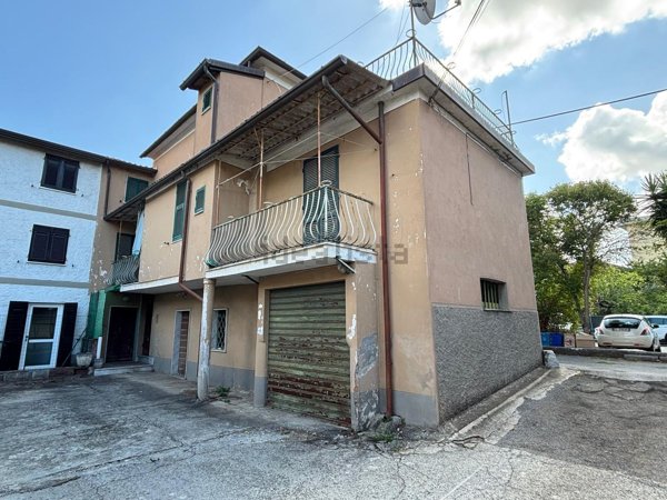 casa indipendente in vendita a Massa