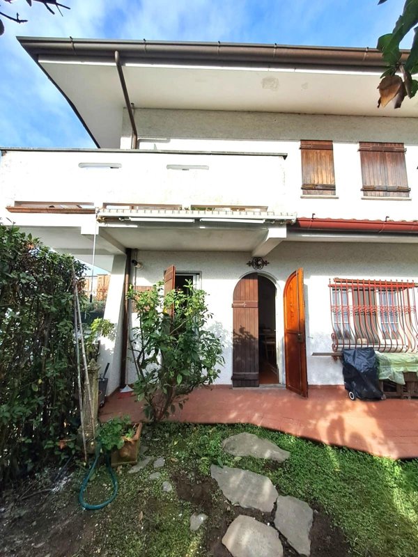 casa indipendente in vendita a Massa in zona Marina di Massa