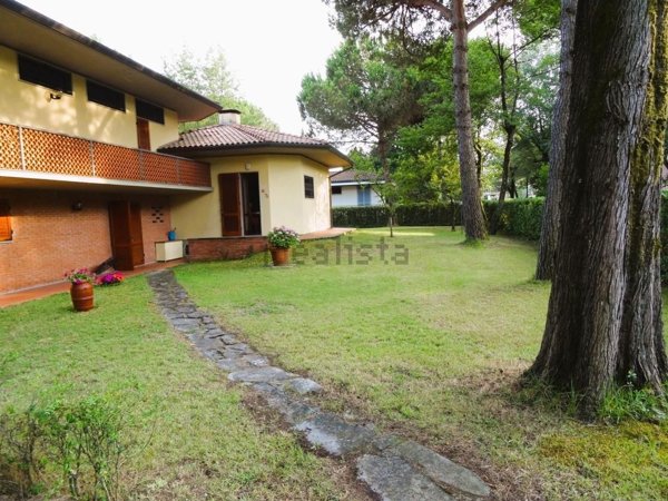 casa indipendente in vendita a Massa in zona Marina dei Ronchi