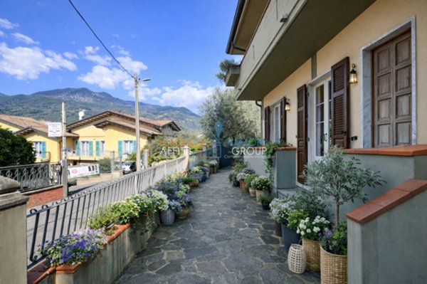 casa indipendente in vendita a Massa in zona Centro Storico