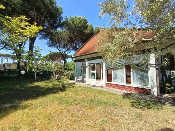 casa indipendente in vendita a Massa in zona Marina di Massa