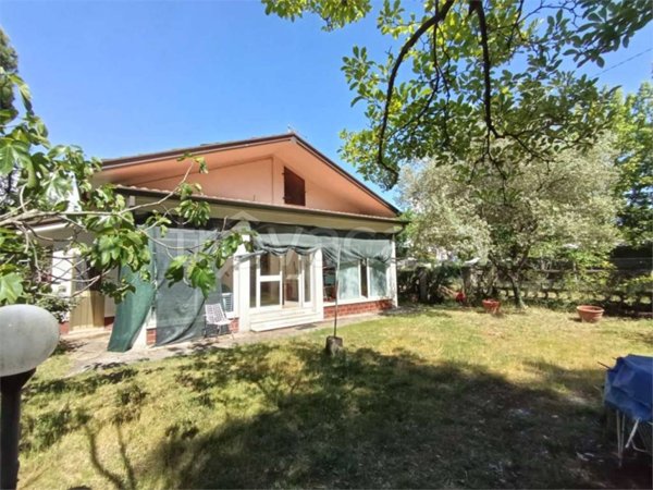 casa indipendente in vendita a Massa in zona Marina di Massa