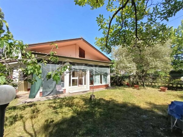 casa indipendente in vendita a Massa in zona Marina di Massa