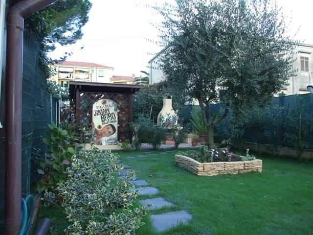 casa indipendente in vendita a Massa