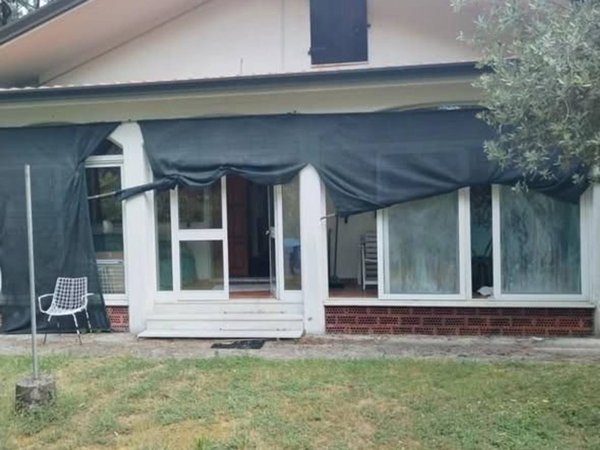 casa indipendente in vendita a Massa in zona Marina di Massa