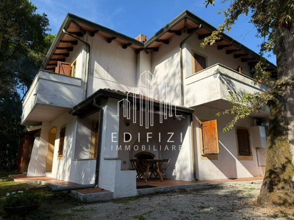 casa indipendente in vendita a Massa in zona Marina dei Ronchi