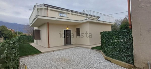 casa semindipendente in vendita a Massa