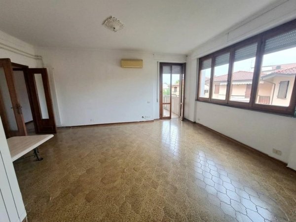 appartamento in vendita a Massa in zona Marina di Massa